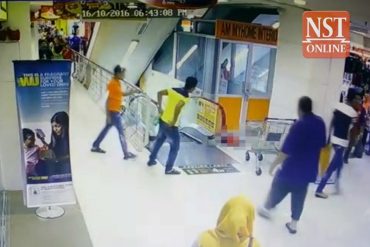 ¡IMPACTANTE! Así fue como una niña cayó de unas escaleras mecánicas en un centro comercial (+Video)