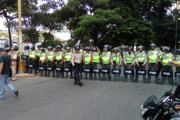 ¿CUÁL ES EL MIEDO? Piquetes de la PNB impiden que manifestación llegue a la Francisco Fajardo (+Fotos)