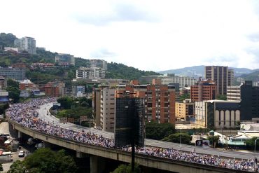 ¡FULL GENTE! Se desborda el distribuidor Prados del Este: Marchan hasta la Toma de Venezuela