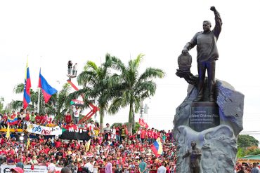 ¡EN PLENA CRISIS! Develan otra estatua de Hugo Chávez, esta vez en Sabaneta (+Fotos)