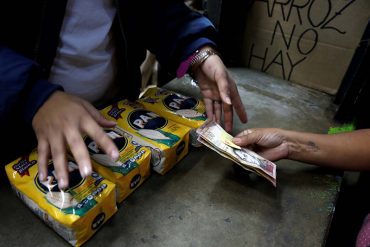 ¡HACIENDO MAGIA! Vivir sin dinero en Venezuela: El efectivo no aparece y los bolívares cada vez valen menos