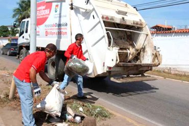 ¡EL COLMO! Las insólitas herramientas que usan los barrenderos en Caracas para poder trabajar (+Fotos)