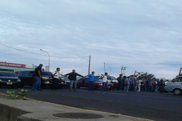 ¡ESTÁN CANSADOS! En Maiquetía protestaron frente al Puerto de La Guaira por comida