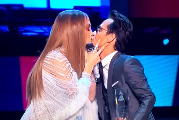 ¡ENTÉRATE! Jennifer López y Marc Anthony se besaron en los Latin Grammy y las redes enloquecieron