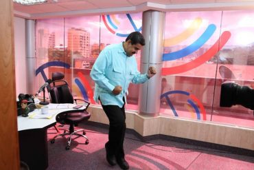 ¡CAUSÓ POLÉMICA! Maduro bailó salsa en su programa y así estallaron las redes