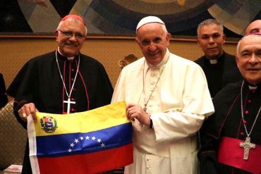 ¡TOTAL APOYO A VENEZUELA! Papa Francisco mostró el tricolor nacional junto a Baltazar Porras