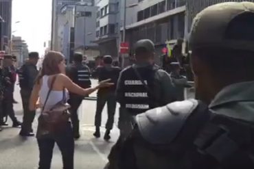 ¡QUÉ ABUSADOR! Momento en que el coronel le arrancó el celular a periodista en la AN (+Video)