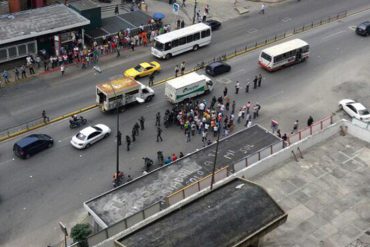 ¡EL PUEBLO ESTÁ EN SU DERECHO! Reportan que GNB amedrentó a manifestantes en Los Ruices