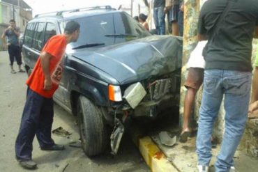 ¡BIEN HECHO! Raptan a taxista y se estrellan en la huida