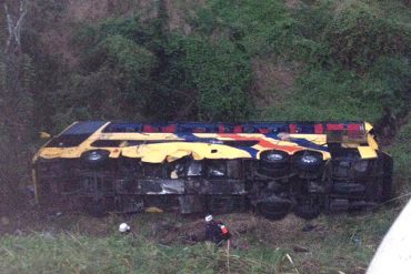 ¡OTRA DESGRACIA EN LA VÍA! Un muerto y al menos 40 heridos dejó vuelco de bus Expresos Los Llanos