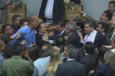 ¡RING DE BOXEO! Diputados oficialistas y opositores protagonizaron otro altercado en plena sesión (+Fotos +Video)