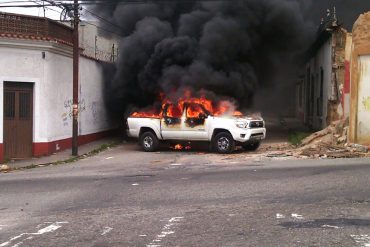 ¡ÚLTIMA HORA! En medio de protestas, queman vehículo de la gobernación de Táchira cerca de la UCAT (+Fotos)