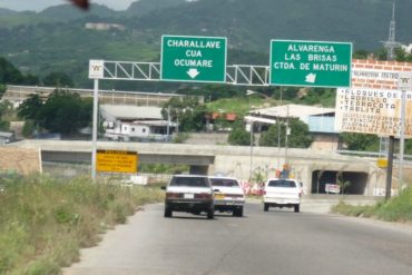 ¡SOLO EN VENEZUELA! Delincuentes le roban la pistola a un policía y luego lo lanzan de un transporte público