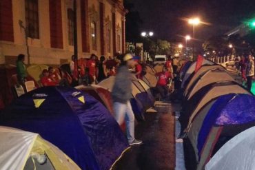 ¡ENTÉRATE! Chavistas instalan campamento en Miraflores para «proteger» a Nicolás (+Fotos+ Video)