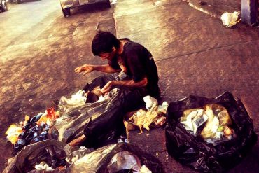 ¡TOCA EL ALMA! La imagen de un hombre comiendo basura: «Él me hizo sentir que no tengo problemas»