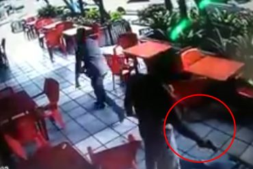 ¡IMPACTANTE! Así fue abatido un malandro que atracaba en una panadería en Valencia (+Video)