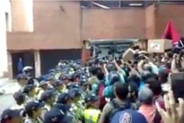 ¡SIGUE LA REPRESIÓN! Momento en que la PNB impide el paso de la marcha de estudiantes al CNE (+Video)