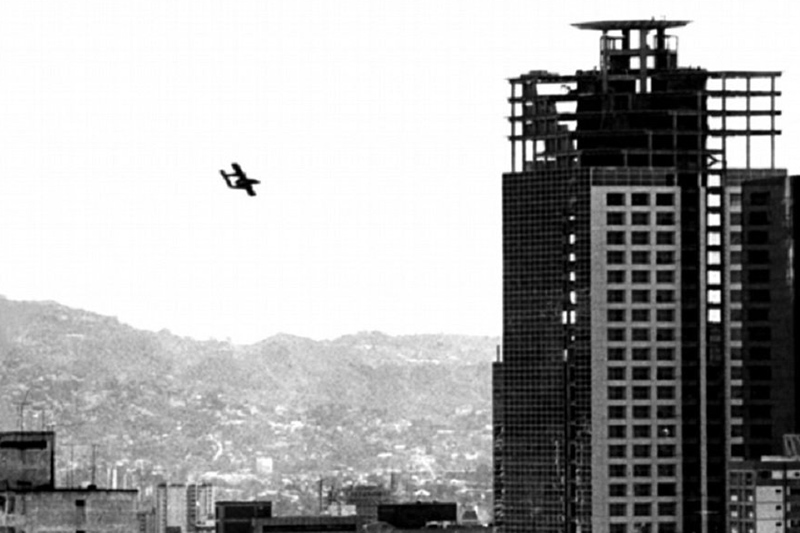 Foto: Avión Bronco de la FFAA venezolanas tomado por golpistas, en sobrevuelo y ataque sobre Caracas el 24 de noviembre de 2002 / archivo