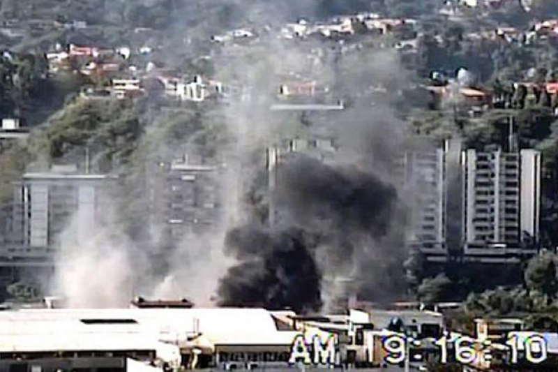 Foto: Otro ángulo de la base aérea Francisco de Miranda en La Carlota es impactada por una bomba lanzada desde un Bronco pilotado por un militar golpista el 27 de noviembre de 1992 / archivo