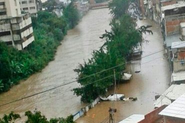 ¡TERRIBLE! Así se desbordó el río Guaire en Petare por el torrencial aguacero (+Fotos)