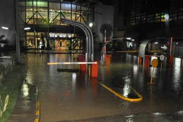 ¡CONVERTIDO EN LAGUNA! Así amaneció el Sambil de Valencia tras fuertes lluvias (+Fotos)