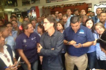 ¡NO ESTÁ SOLO! Multitud llegó al aeropuerto de Barquisimeto para defender a Lorenzo Mendoza (+Video)