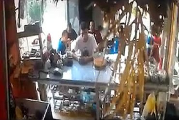 ¡INCREÍBLE! Mira cómo roban en el centro de Maracay a plena luz del día (+Video)