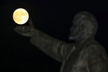 ¡ESPECTACULAR! Así se lució la superluna en Caracas (+Fotos)