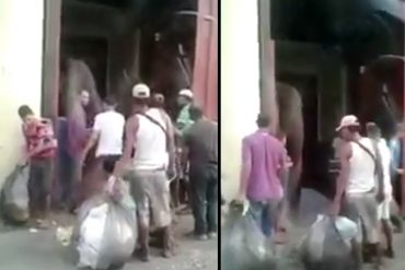 ¡INCREÍBLE! Venezolanos hacen cola a las afueras de un mercado para buscar comida en la basura