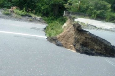 ¡PRECAUCIÓN! Se hundió un tramo de la AGMA dirección Guatire-Higuerote (+Fotos)