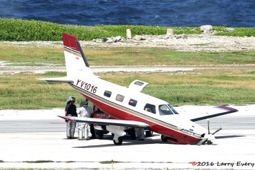 ¡TREMENDO SUSTO! Avioneta venezolana aterriza de emergencia sin el tren delantero en Curazao