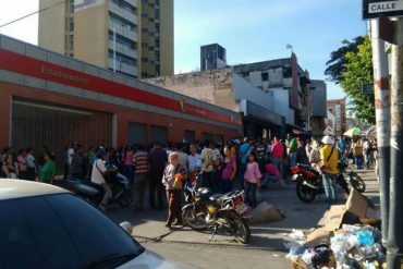 ¡ÚLTIMO MINUTO! Protestan en Anzoátegui por falta de efectivo: queman los billetes frente al BCV