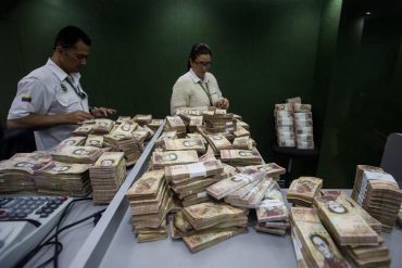 ¡INCREÍBLE! Las montañas del billete de Bs. 100 que recibieron en los bancos este martes (+Fotos)