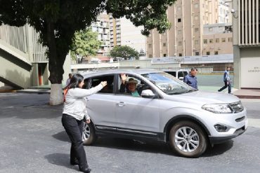 ¡PÍLLALO! A este cantante venezolano el Gobierno le regaló un carro nuevecito (+Fotos)