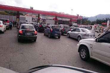¡CAOS! Reportan largas colas para surtir de gasolina en Caracas (+Video +Fotos)