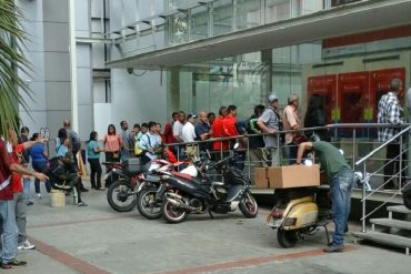 ¡ASÍ ESTAMOS! Venezolanos dejan las colas de los supermercados para buscar su dinero en los bancos (+Fotos)