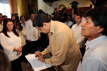 ¡TERNURITA ROJA! Esto fue lo que escribió Maduro en el libro de homenaje a Fidel Castro (+Fotos)