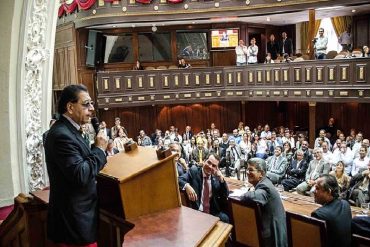 ¿REÍR PARA NO LLORAR? Rolando Salazar imitó a decenas de políticos en la AN matando a todos de la risa (+Video)