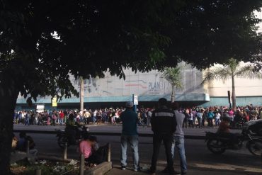 ¡SIGUEN LOS ABUSOS! Reprimen con bombas lacrimógenas a multitud en supermercado de La Urbina (+Video)