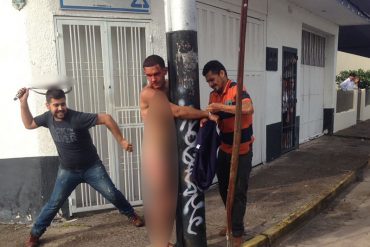 ¡FATAL! Atrapan a ladrón en San Cristobal y le dan una pela (sin ropa) por ladrón (+Foto+ Video)