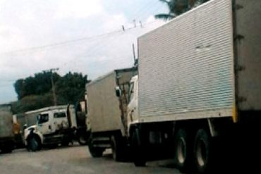 ¿HAMBRE O VANDALISMO? Saquean camión que transportaba 279 cajas de zapatos en vía Cumana-Puerto la Cruz