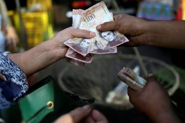 ¡MÁS SUFRIMIENTO! Venezolanos enfrentan la escasez de efectivo “comprando billetes” a bachaqueros