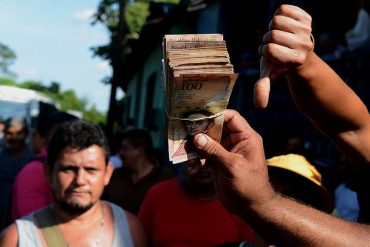 ¡UNA BURLA! Abuelos recibieron pensión con billetes de Bs. 100 (a punto de salir de circulación)