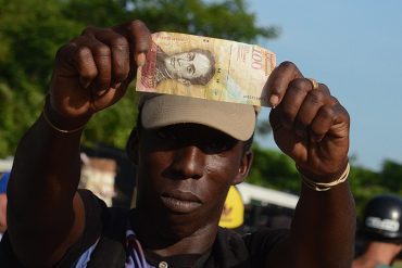 ¡LO QUE DEJÓ EL SOCIALISMO! Venezolanos venden billetes de Bs.100 en el exterior como «objetos de colección»