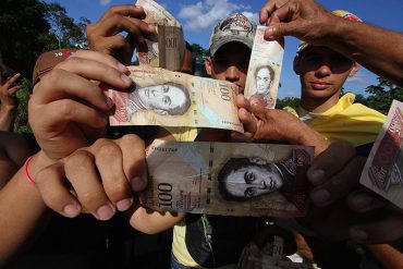 ¡INCREÍBLE! Descubren bolsas negras con viejo cono monetario en una carretera en Zulia (+Video)