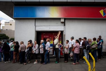 ¡DE LOCURA! Así estuvieron las largas colas en los bancos para depositar o canjear los billetes de Bs. 100