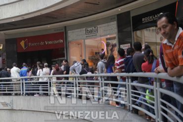 ¡ENTÉRESE! Bancos que abrieron este lunes se abarrotaron de gente (no aceptaron más de Bs. 20.000)