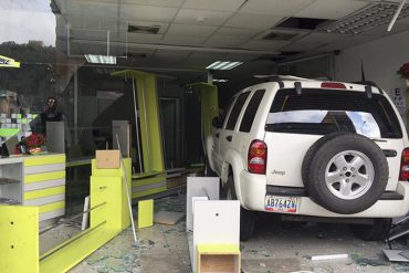 ¡IMPACTANTE! Abuela estrelló su camioneta contra un consultorio y lo destrozó (+Fotos)
