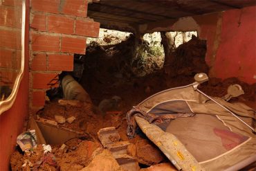 ¡LAMENTABLE! Reportan tres muertes por deslizamiento de tierra en Los Teques