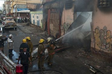 ¡LAMENTABLE! Voraz incendio en Barquisimeto consumió locales y dejó a bomberos heridos (+Fotos)